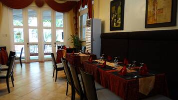 Breakfast, lunch, dinner served; international cuisine