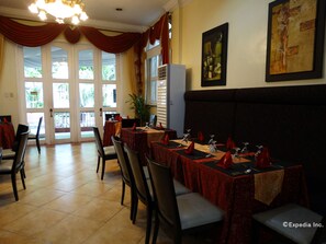 Café da manhã, almoço e jantar; culinária internacional 