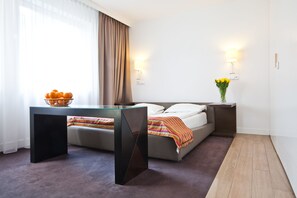 Rom – standard, 1 queensize-seng | Oppholdsområde | En 32-tommers Flatskjerm-TV med kabel-kanaler samt TV