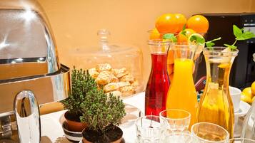 朝食 (ビュッフェ)、毎日提供 (1 名様 50 PLN)