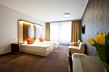 Deluxe Studio, 2 Twin Beds | Iron/ironing board, free cribs/infant beds, rollaway beds, free WiFi