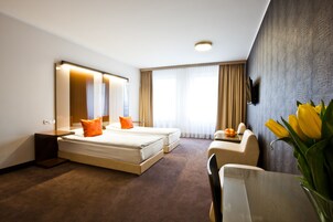 Deluxe Studio, 2 Twin Beds | Iron/ironing board, free cribs/infant beds, rollaway beds, free WiFi