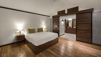 Deluxe Room | Minibar, in-room safe, desk, laptop workspace