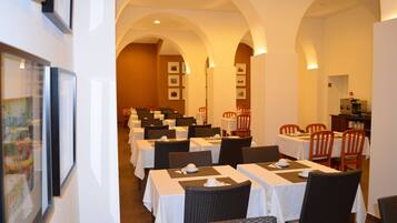 Daily continental breakfast (EUR 10.00 per person)
