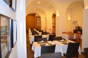 Daily continental breakfast (EUR 10.00 per person)