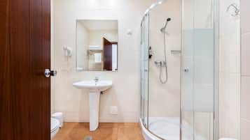 Comfort-Dreibettzimmer, Flussblick | Badezimmer | Haartrockner, HandtĂŒcher