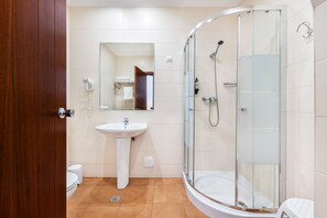 Comfort Triple Room, River View | Bathroom | Hair dryer, towels