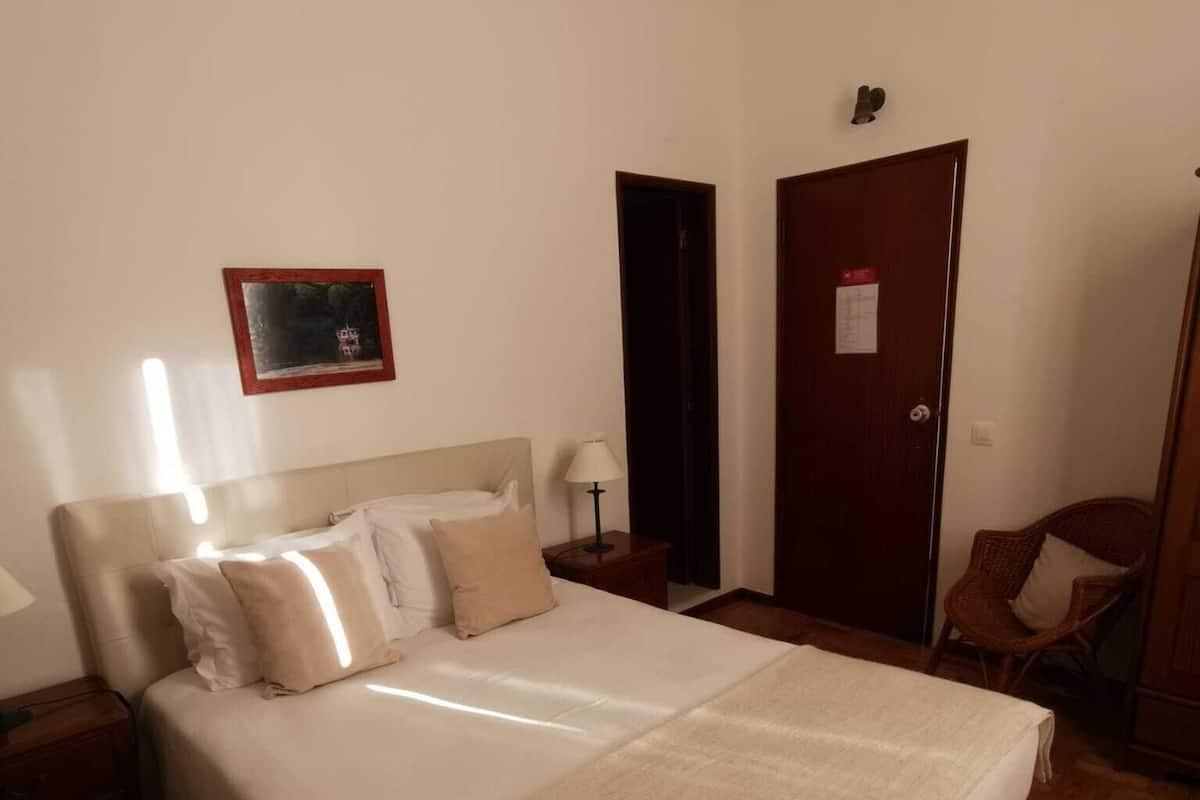 Kamar Double Basic | Selimut bulu angsa, meja kerja, tirai kedap cahaya, dan Wi-Fi gratis