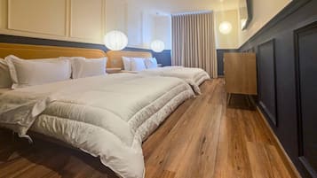 Superior tweepersoonskamer, 2 tweepersoonsbedden | Een kluis op de kamer, individueel gedecoreerd, een bureau