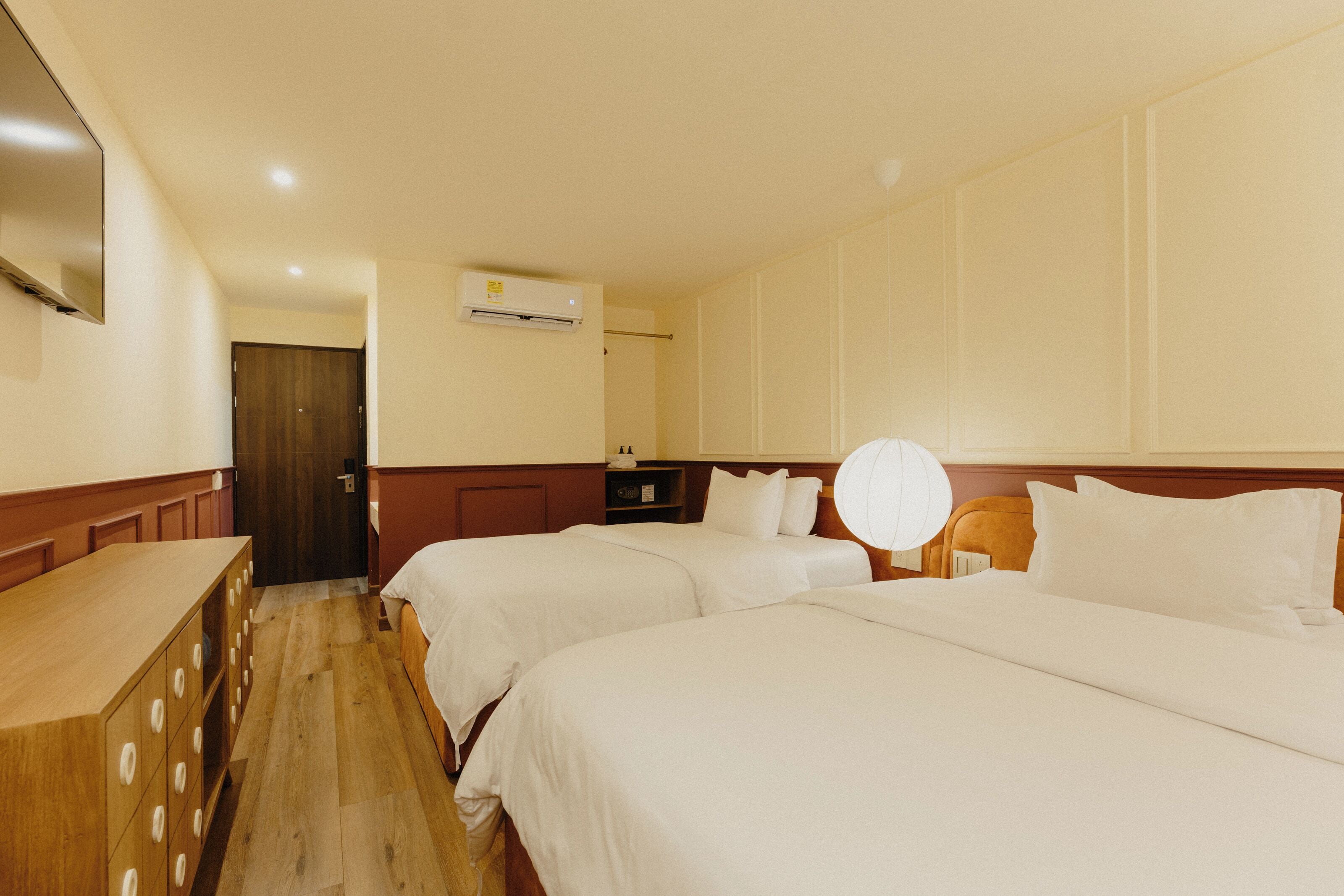 Quarto duplo superior, 2 camas de casal | Cofres nos quartos, individualmente decorados, escrivaninha