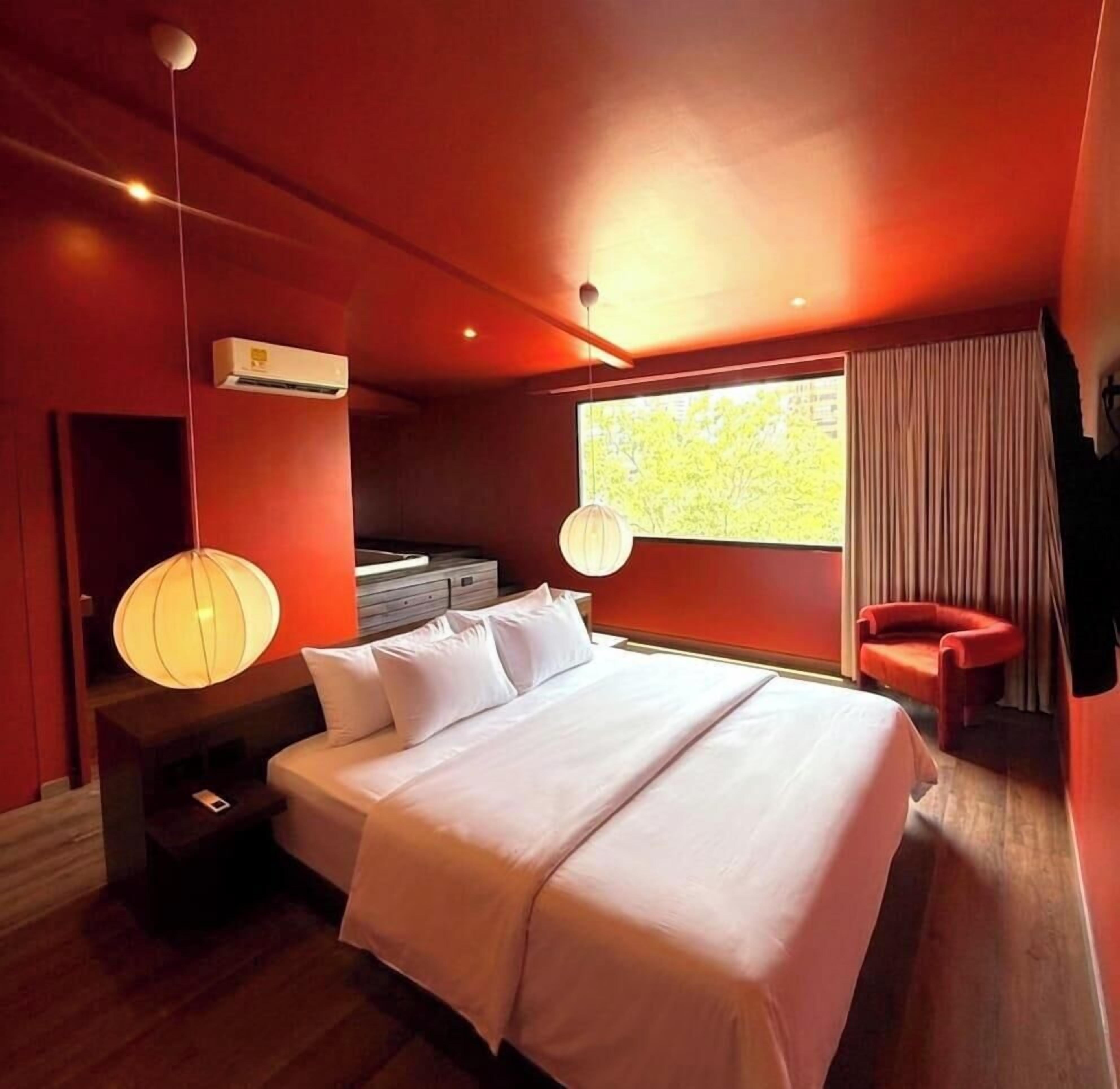 Rom – premium | Safe på rommet, individuelt dekorert, skrivebord og blendingsgardiner