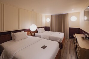 A hotel room with two beds, a wooden desk, and a mirror. - Hotel Belisario - Provenza (Medellín)