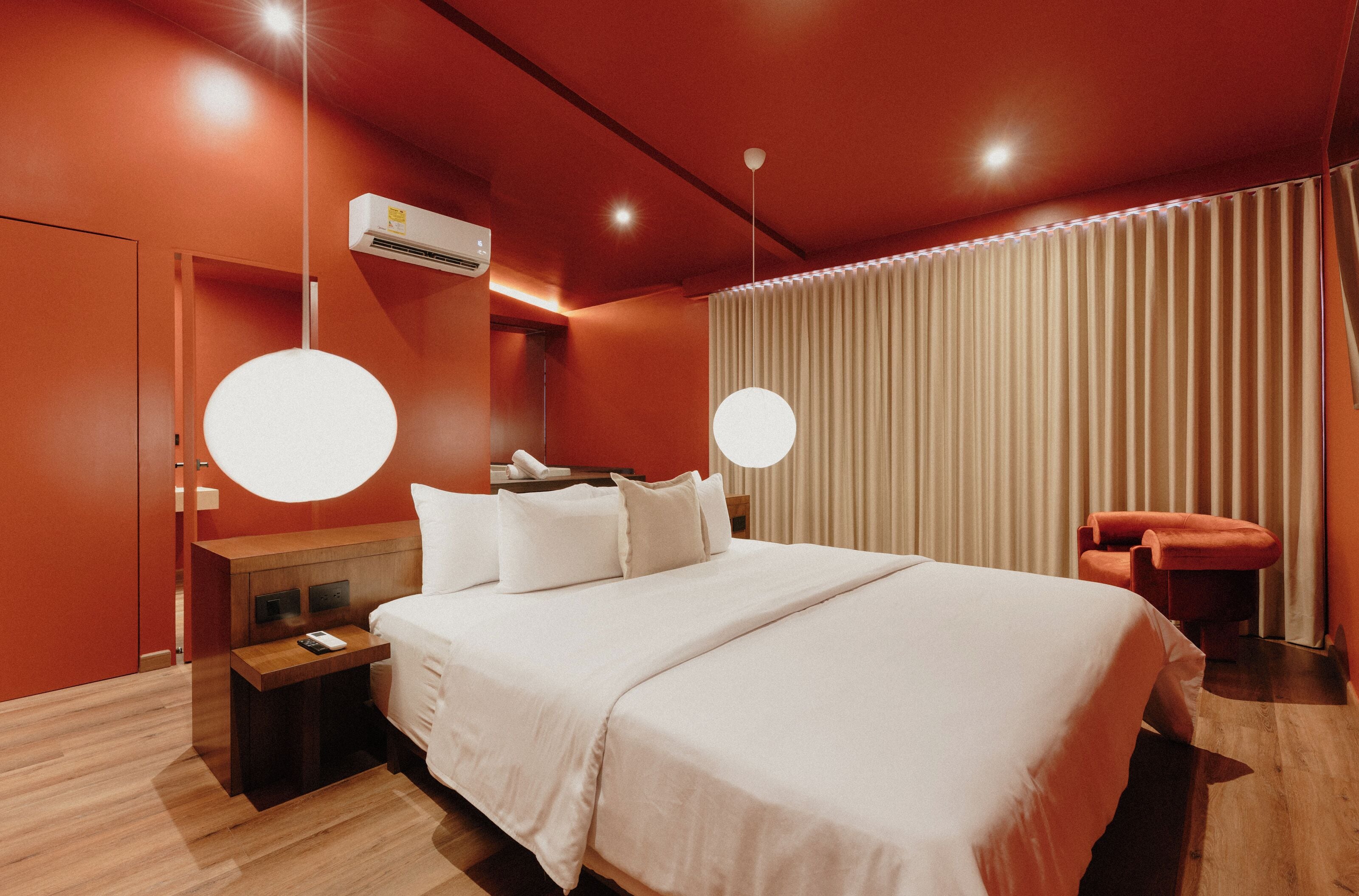 Quarto premium | Cofres nos quartos, individualmente decorados, escrivaninha