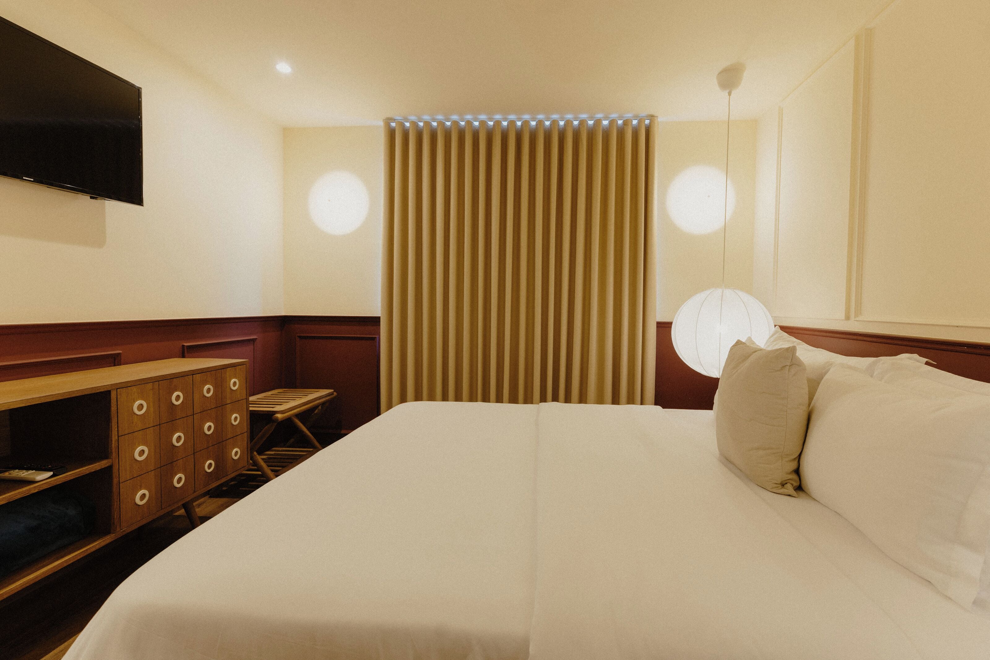 Quarto superior, 1 cama Queen | Cofres nos quartos, individualmente decorados, escrivaninha