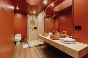 Quarto premium | Banheiro | Chuveiro, chuveiro com efeito de chuva, secador de cabelo 