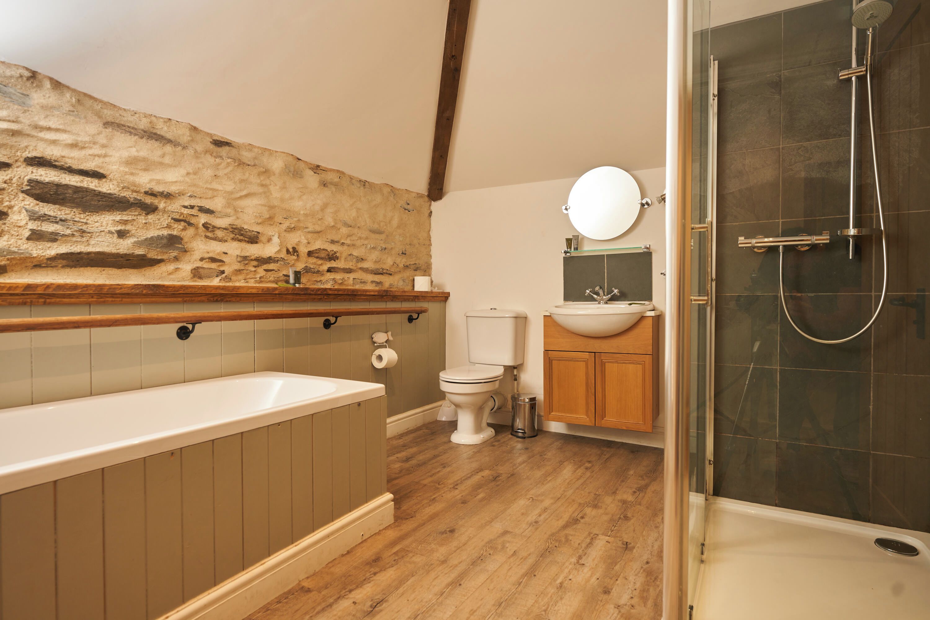Standard Apartment | Bathroom | Free toiletries, hair dryer, towels