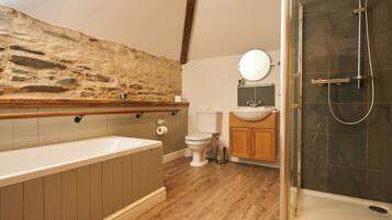 Standard Apartment | Bathroom | Free toiletries, hair dryer, towels