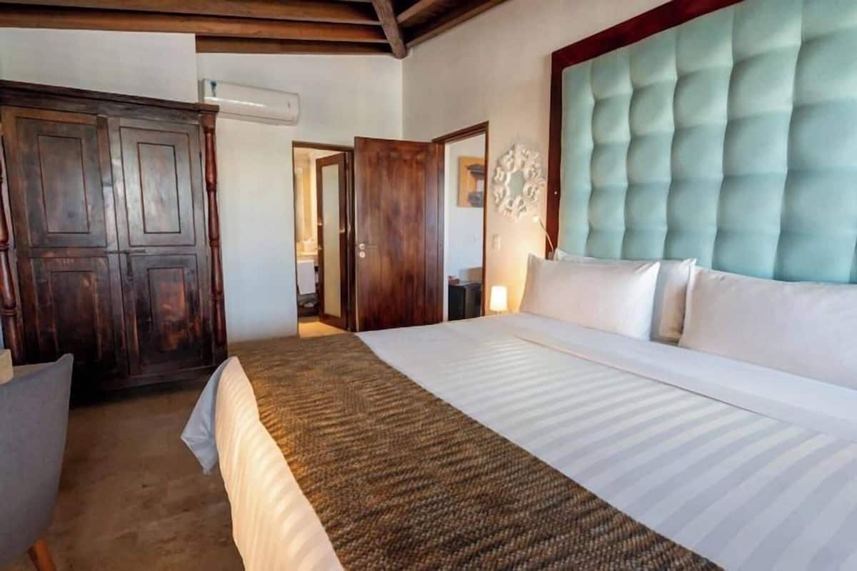 Premium bedding, down comforters, minibar, in-room safe