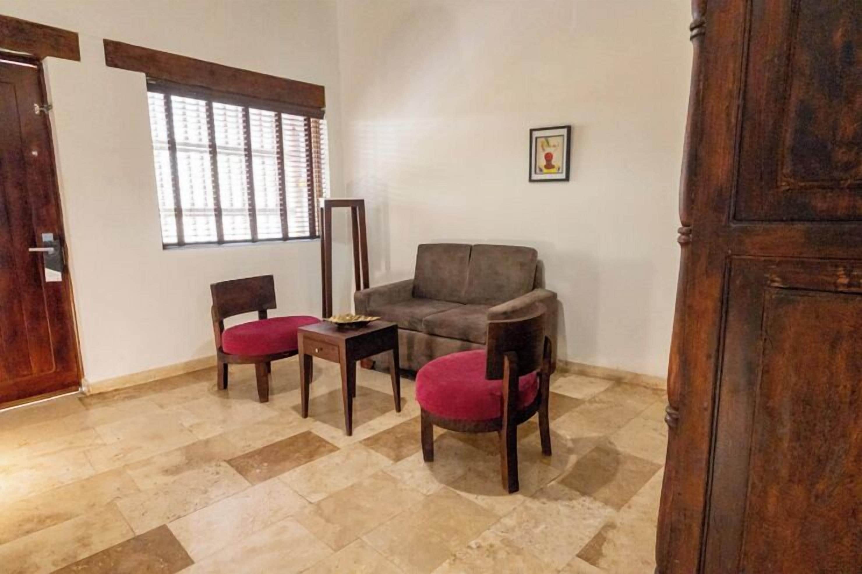 superior king | living area | flat-screen tv