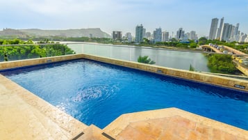 Piscine extérieure, accÚs possible de 9 h à 19 h, chaises longues