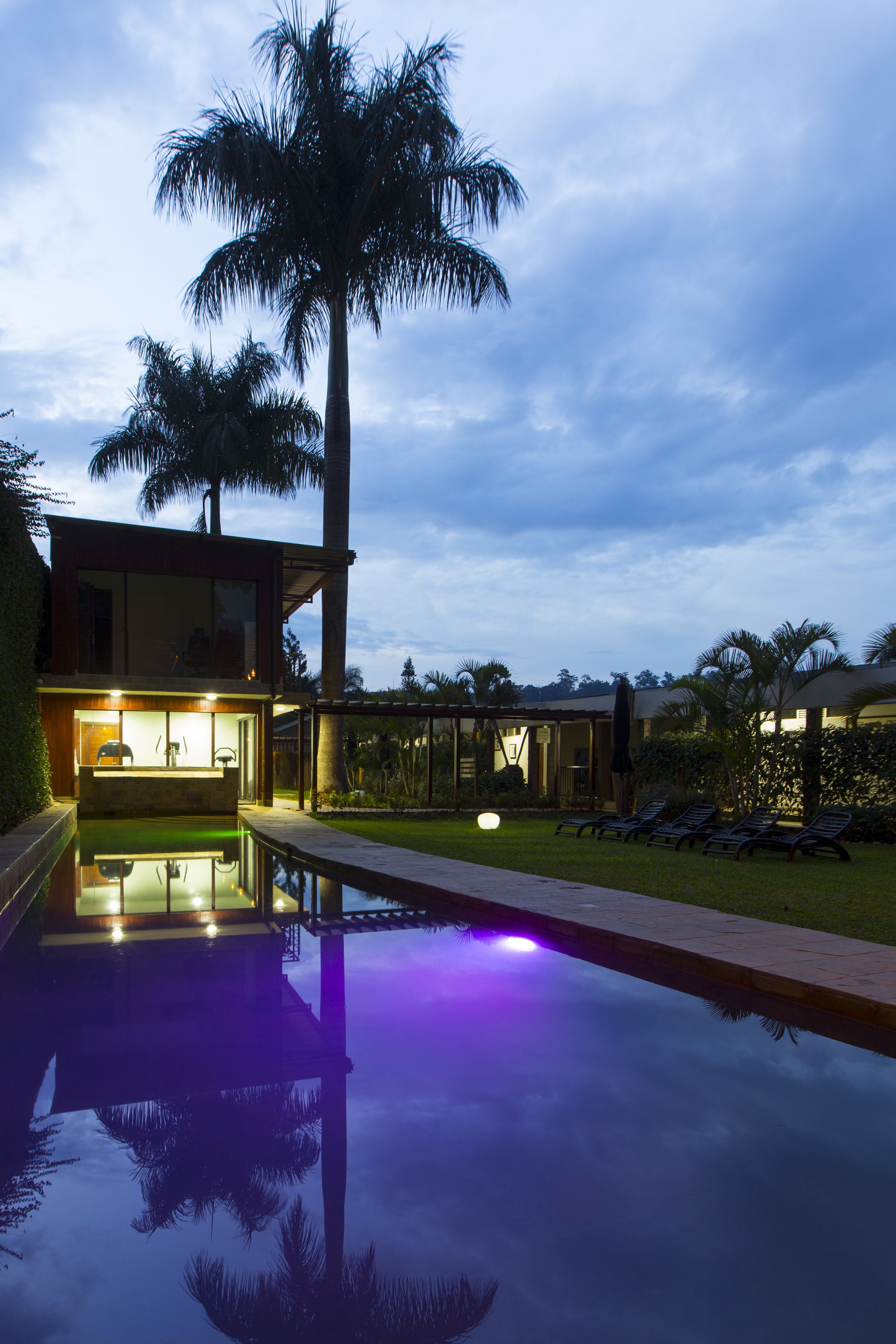 Piscina externa, guarda-sóis, espreguiçadeiras