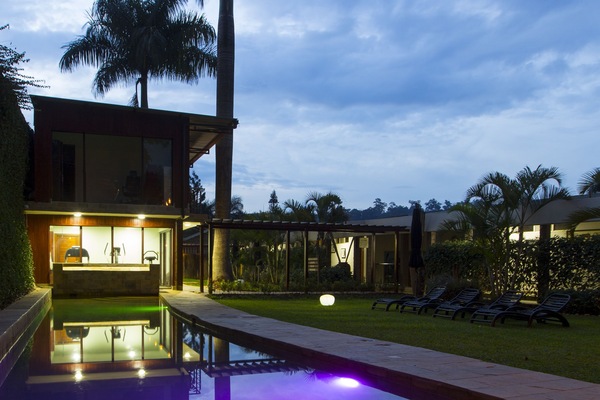 Piscina externa, guarda-sóis, espreguiçadeiras