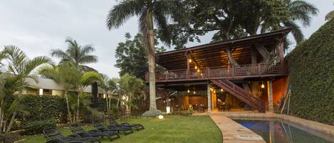 Una piscina al aire libre, sombrillas, tumbonas