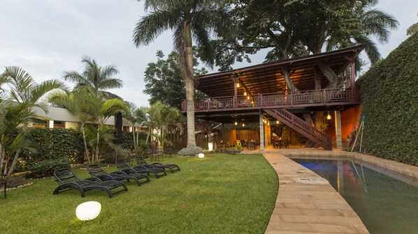 Ulkouima-allas, aurinkovarjoja, aurinkotuoleja