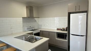 Apartamento luxo, 4 quartos, banheira de hidromassagem | Cofres nos quartos, ferros/tábuas de passar roupa, Wi-Fi de cortesia