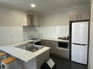 In-room safe, iron/ironing board, free WiFi, bed sheets - Southern Comfort Motel (Christchurch)