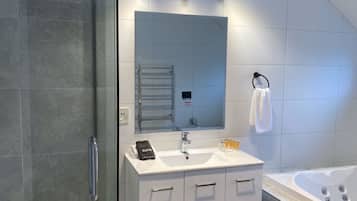 Apartamento luxo, 4 quartos, banheira de hidromassagem | Cofres nos quartos, ferros/tábuas de passar roupa, Wi-Fi de cortesia