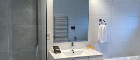 Appartement Deluxe, 4 chambres, baignoire Ă jets | Coffres-forts dans les chambres, fer et planche Ă repasser