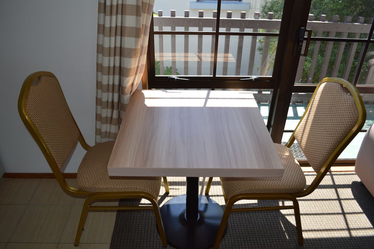 Caja de seguridad en la habitación y tabla de planchar con plancha