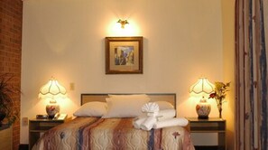 Standard Room, 1 Double Bed | Desk, soundproofing, iron/ironing board, free WiFi - Motel du Chevalier (Gatineau)