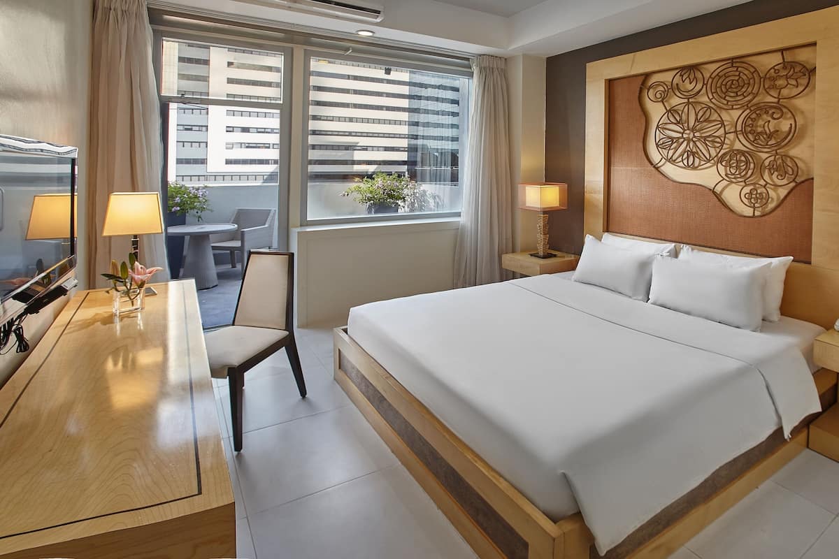 Hypo-allergenic bedding, minibar, in-room safe, desk