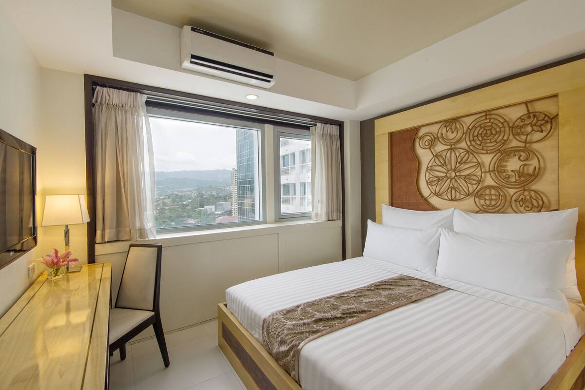 Peralatan tempat tidur hipoalergenik, peti besi dalam bilik, meja 