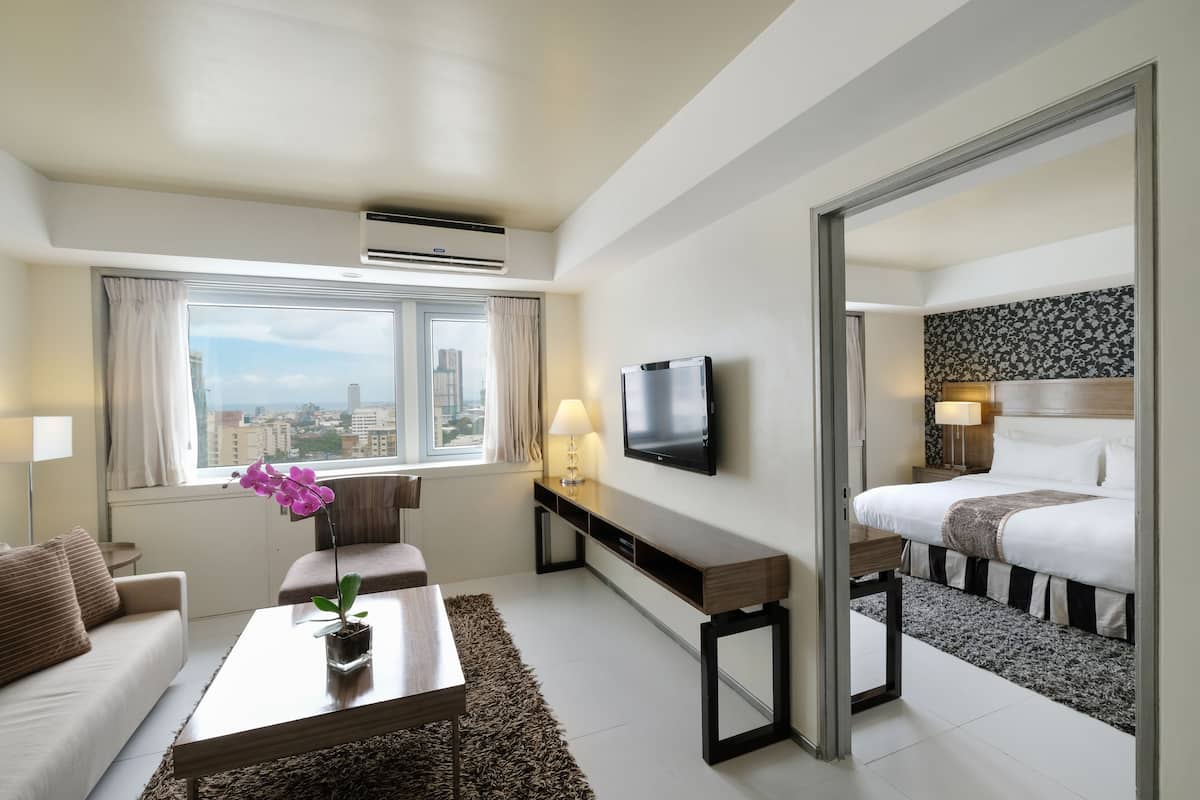 Hypo-allergenic bedding, minibar, in-room safe, desk