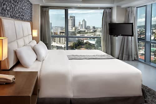Roba de llit hipoal·lergògena, minibar i caixa forta a l'habitació