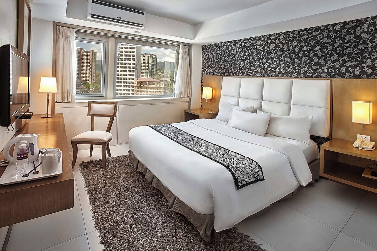 Hypo-allergenic bedding, minibar, in-room safe, desk