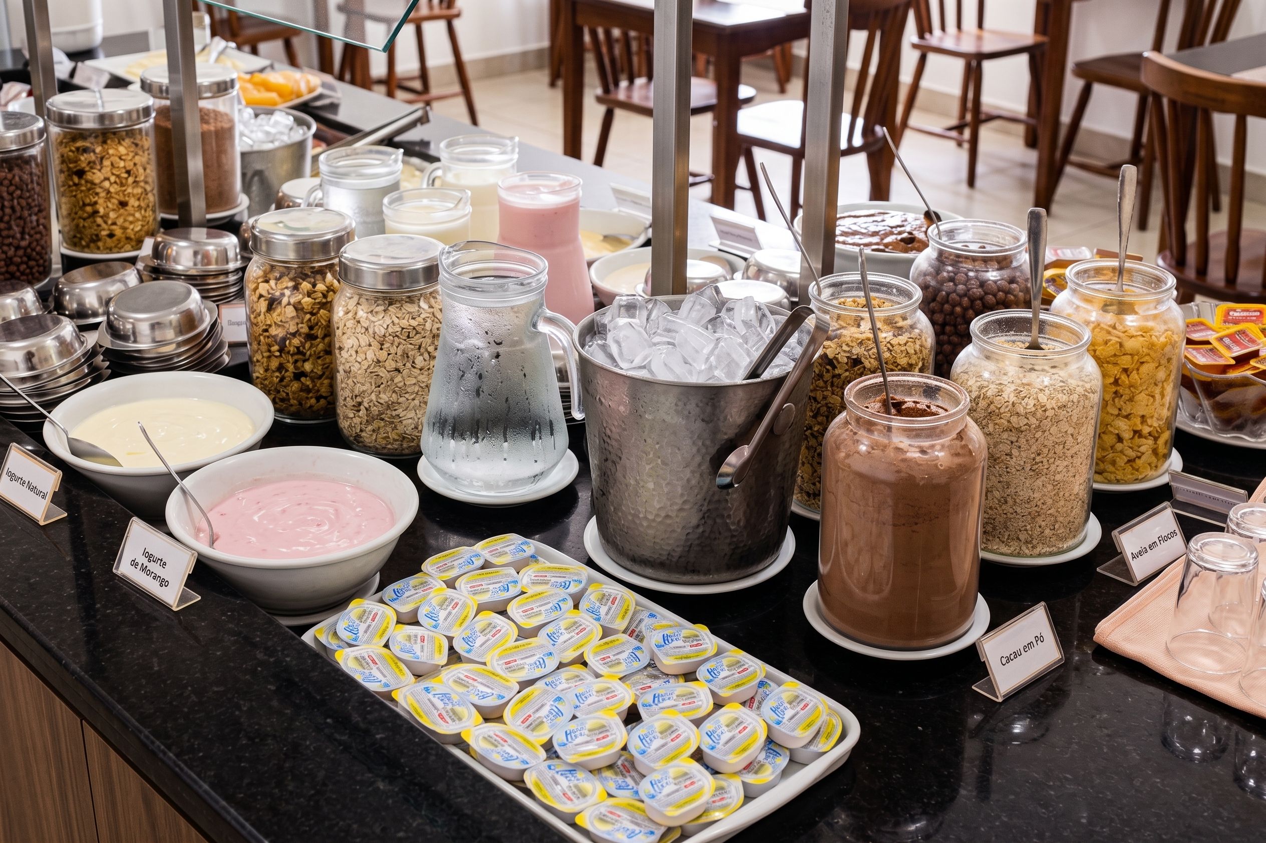 Un bufé con diversos alimentos, incluyendo yogur, granola y helado.