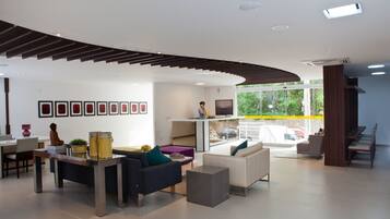 Área de estar no saguão