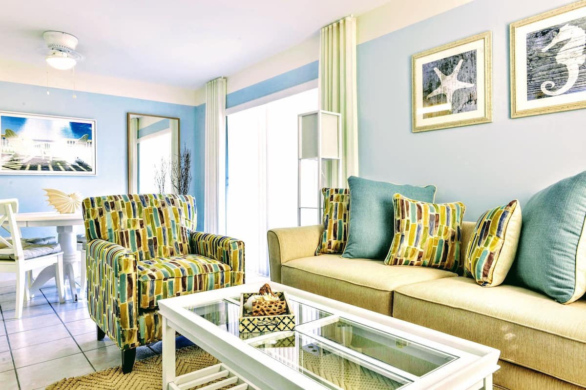 Capri - 1 Bedroom 1 King Bed | Woonkamer | Een flatscreentelevisie