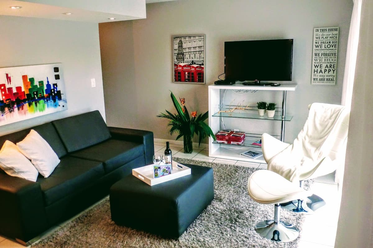 London - 1 Bedroom 1 King Bed | Woonruimte | Een flatscreentelevisie