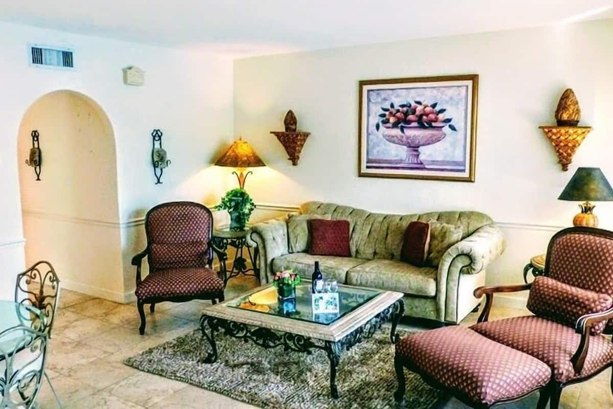 Italian - 1 Bedroom 1 King Bed | Woonkamer | Een flatscreentelevisie