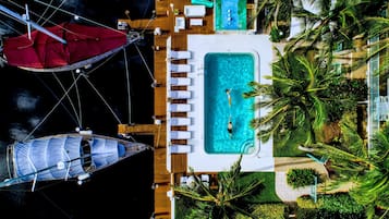 Piscine extérieure, parasols de plage, chaises longues