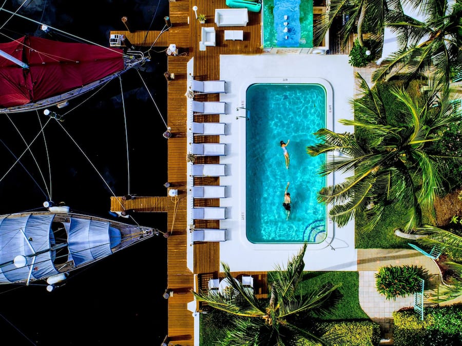 Piscina a l'aire lliure, para-sols i gandules