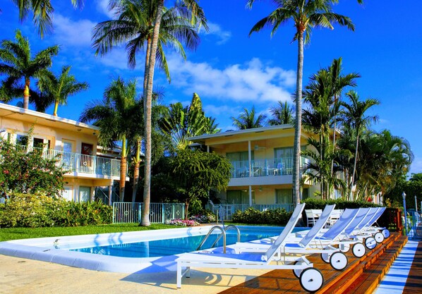 Outdoor pool, pool umbrellas, pool loungers - Villa Venezia (Fort Lauderdale)