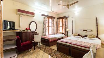 Family Room | Peti besi dalam bilik, meja, Wi-fi percuma