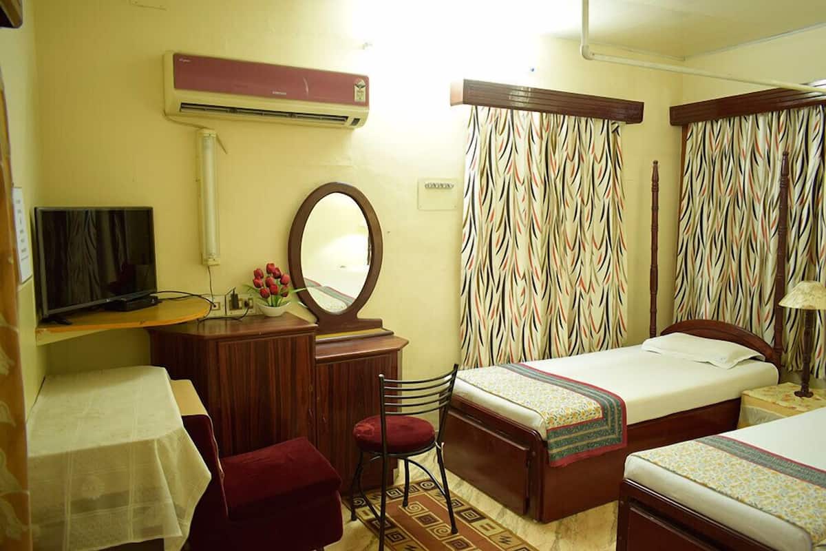 Family Room Non A/C  | In-room safe, desk, WiFi (free)