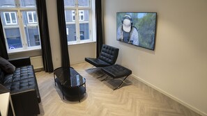 套房, 1 張標準雙人床, 私人浴室 | 客廳 | 42 吋LCD 電視連有線電視頻道、電視